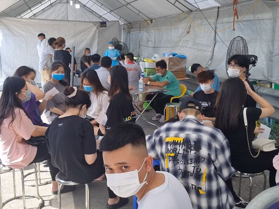 Tại chốt kiểm soát đoạn đường giao nhau từ lối xuống cầu Bạch Đằng, rất đông người khai báo y tế mà không có khoảng cách. 