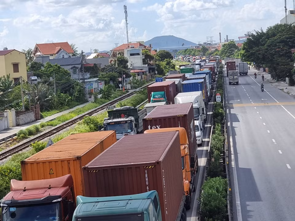 Tại khu vực ngồi chờ test nhanh COVID-19, bác Nguyễn Văn Hoài (65 tuổi, đi từ Hà Nội về Hải Phòng cho biết: "Tôi đã ngồi đây gần 1 tiếng để chờ lấy giấy xét nghiệm nhanh. Nhưng tôi thấy không được an toàn khi các ghế ngồi sát nhau, không có khoảng cách. Hơn nữa người chờ làm test nhanh ở đây rất đông. Liệu như thế này có an toàn và hiệu quả hay chưa”?