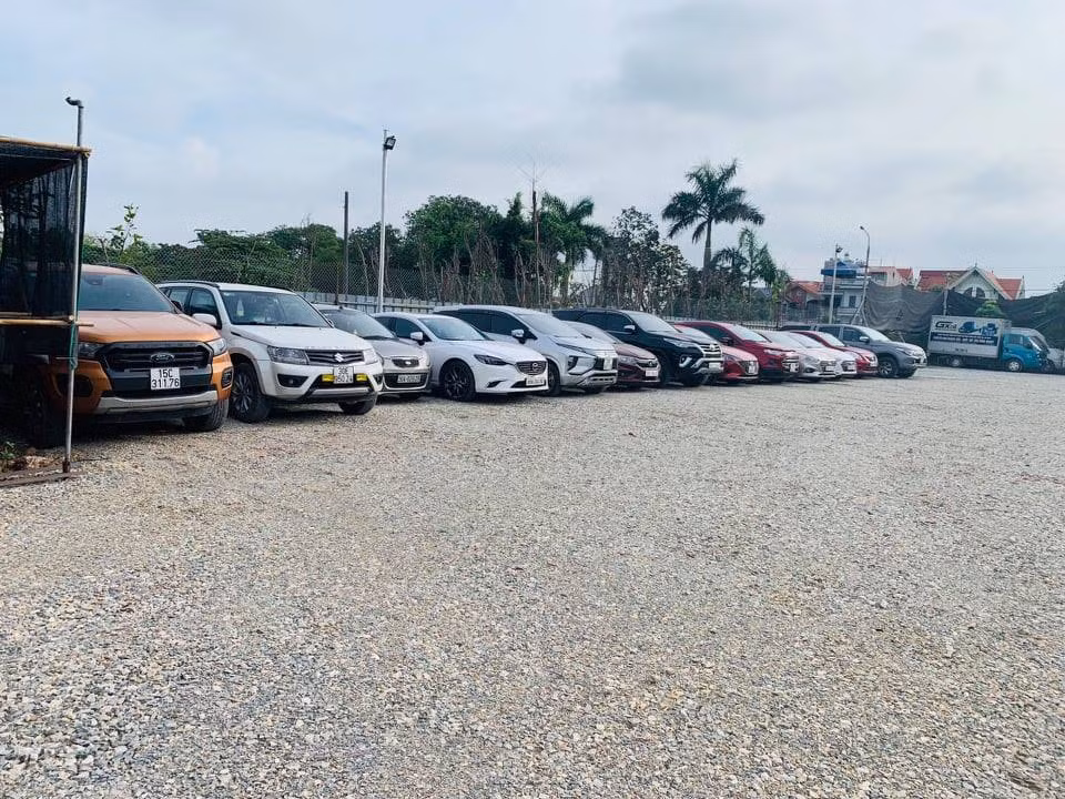 Khi giao dịch hoàn tất, Trung và Tú lái xe đến garage để tháo định vị rồi đưa về cất giấu ở 12 bãi xe tại huyện Văn Giang và khu vực lân cận với số lượng xe lên đến gần 100 xe ô tô, các địa điểm này có người trông giữ, có lắp camera quan sát, nguỵ trang bí mật, khép kín, không tiếp xúc người lạ.