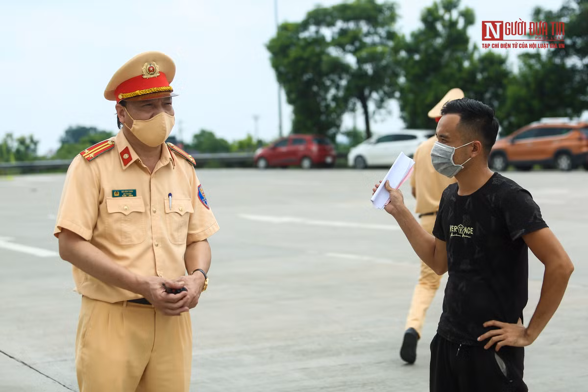 Lực lượng CSGT giải thích và hướng dẫn các tài xế điều khiển phương tiện quay đầu xe, không được đi vào Hà Nội. 