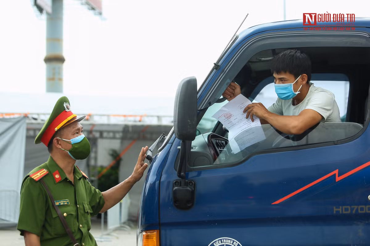 Nhiều tài xế cho biết việc TP. Hà Nội ban hành Chỉ thị ngay trong đêm đã khiến nhiều tài xế không kịp thay đổi lộ trình. 