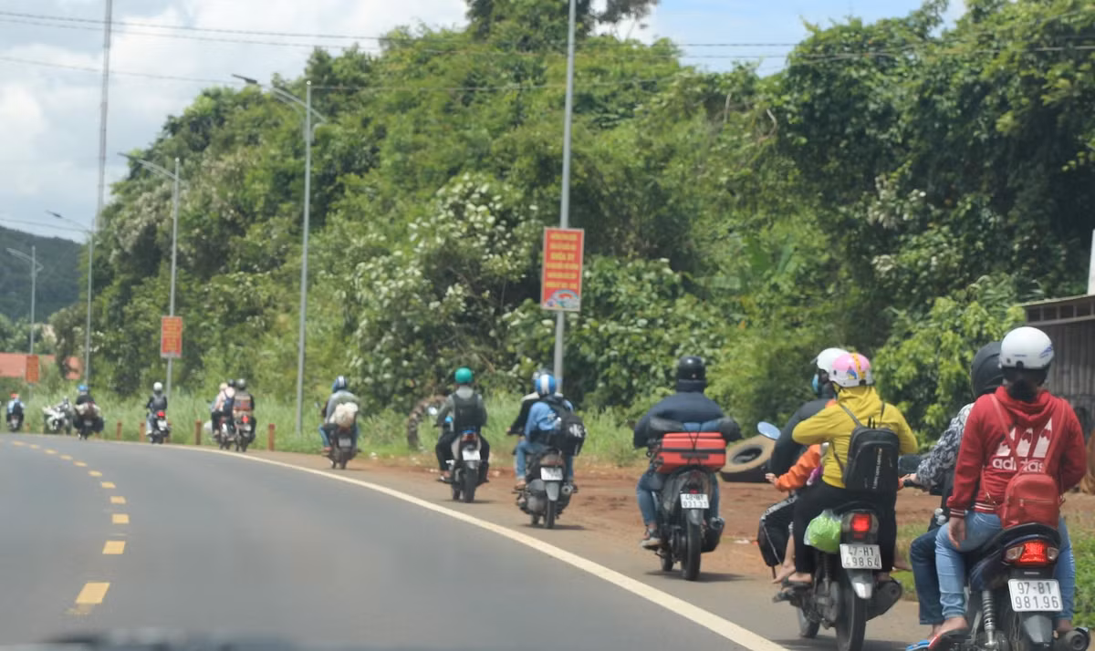 Cảnh sát dẫn đường người dân từ vùng dịch 'rồng rắn' trở về Tây Nguyên Canh sat dan duong nguoi dan tu vung dich 'rong ran' tro ve Tay Nguyen