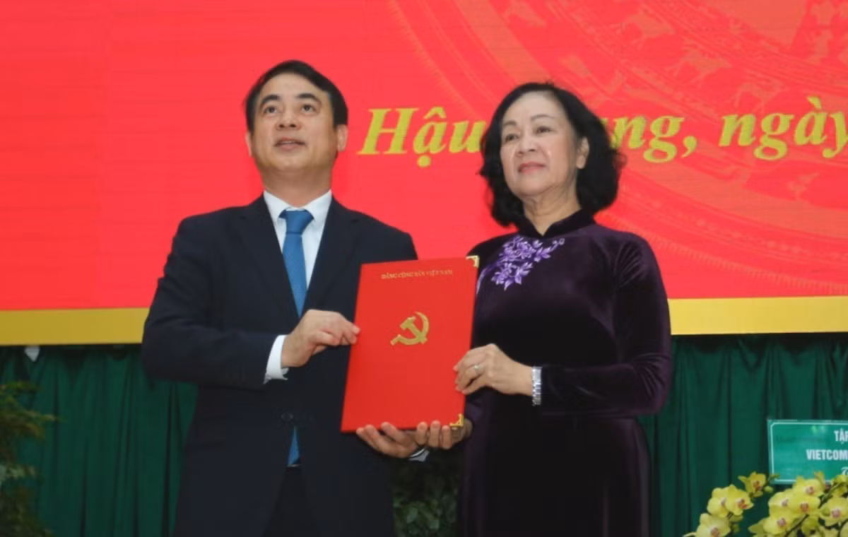 Sáng 3/7, Ủy viên Bộ Chính trị, Bí thư Trung ương Đảng, Trưởng Ban Tổ chức Trung ương Trương Thị Mai đã trao quyết định của Bộ Chính trị về việc điều động, chỉ định ông Nghiêm Xuân Thành - Ủy viên Trung ương Đảng, Chủ tịch Hội đồng Quản trị (HĐQT) Ngân hàng Thương mại Cổ phần Ngoại thương Việt Nam (Vietcombank) tham gia Ban Chấp hành, Ban Thường vụ và giữ chức Bí thư Tỉnh ủy Hậu Giang, nhiệm kỳ 2020 - 2025. 