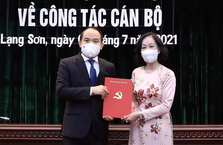 Ngày 1/7, bà Trương Thị Mai, Ủy viên Bộ Chính trị, Bí thư Trung ương Đảng, Trưởng Ban Tổ chức Trung ương đã trao quyết định về việc ông Nguyễn Quốc Đoàn, Ủy viên Trung ương Đảng, Phó Bí thư Thường trực Tỉnh ủy Thừa Thiên Huế thôi tham gia Ban Chấp hành, Ban Thường vụ và thôi giữ chức Phó Bí thư Thường trực Tỉnh ủy Thừa Thiên Huế nhiệm kỳ 2020-2025; chỉ định tham gia Ban Chấp hành, Ban Thường vụ, giữ chức Bí thư Tỉnh ủy Lạng Sơn nhiệm kỳ 2020-2025. 