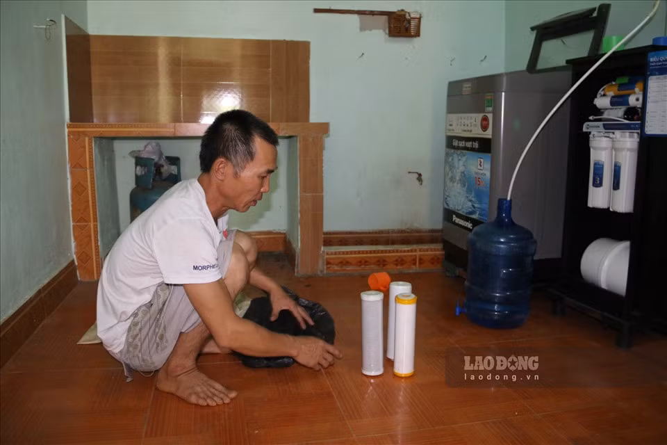 Ông trưởng thôn khu tái định cư này cũng khẳng định từ khi sử dụng nguồn nước giếng khoan, đã có 7 hộ gia đình có người mắc những bệnh về sỏi thận, sỏi mật.