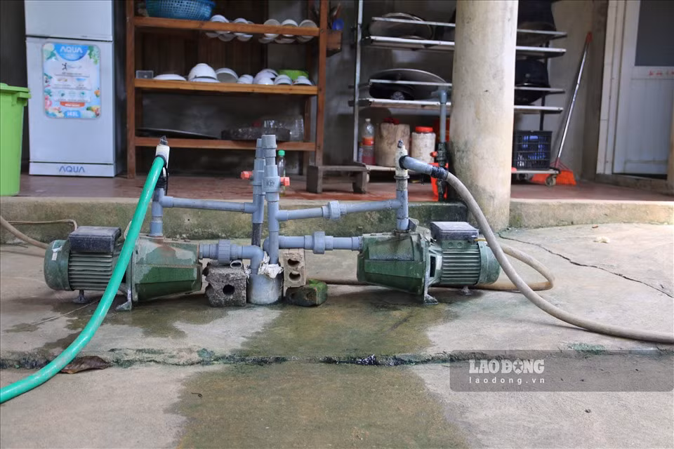 Ông Nguyễn Quốc Tiệp – Chánh Văn phòng UBND huyện cho biết: “Công trình nước sạch cho khu tái định cư Mai Sơn do tỉnh làm chủ đầu tư, sau khi người dân đến ở thì bàn giao cho xóm quản lý nên huyện không nắm rõ”.