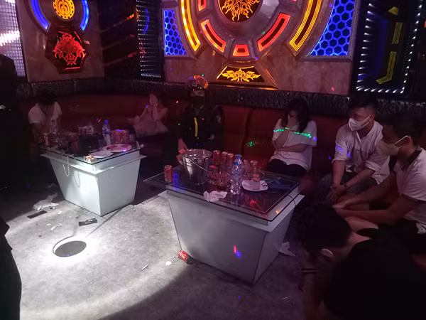  Thác loạn ma túy còn chống đối lực lượng làm nhiệm vụ: Rạng sáng 30/7, CSCĐ Công an tỉnh Quảng Ngãi kiểm tra quán Karaoke Newstar trên đường Trần Quang Diệu, TP Quảng Ngãi phát hiện tại 2 phòng hát ở quán Karaoke Newstar có 14 đối tượng đang tổ chức sử dụng ma túy. Khi phát hiện Công an, một số đối tượng đã có hành vi chống đối lực lượng làm nhiệm vụ. Tại hiện trường lực lượng Công an thu giữ nhiều loại ma túy do các đối tượng đang sử dụng. Test nhanh, hầu hết các đối tượng đều dương tính với ma túy.