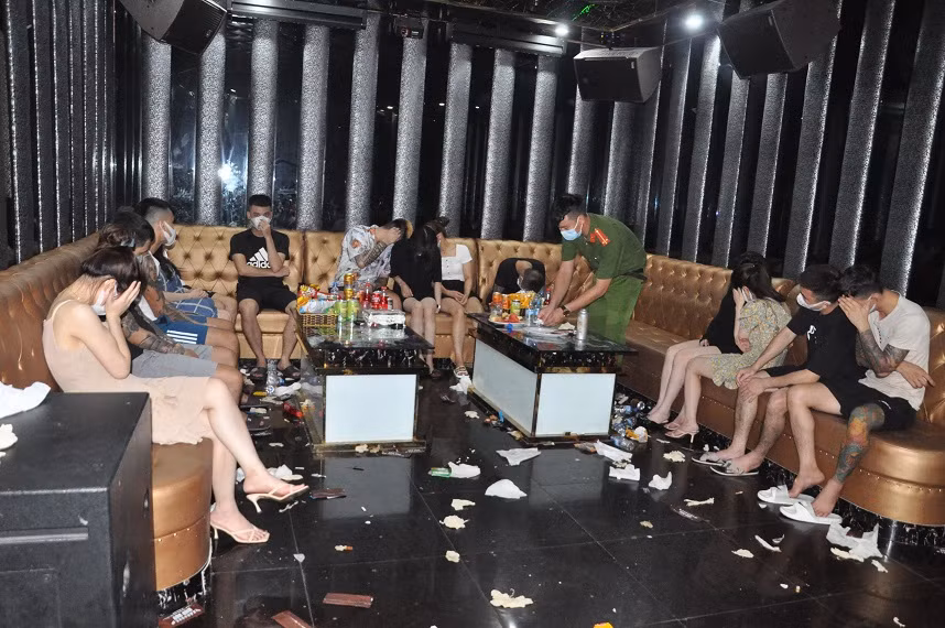  Mang ma túy bay lắc ở Karaoke BadBoy, 9 đối tượng bị đề nghị khởi tố: Mới đây, Phòng CSHS Công an tỉnh Hải Dương đã khởi tố vụ án mua bán, tàng trữ trái phép chất ma túy, hoàn thiện hồ sơ để khởi tố bị can đối với 9 đối tượng về các tội tàng trữ ma túy, mua bán trái phép chất ma túy. 1h30 sáng 25/7, kiểm tra quán Karaoke Bad boy (huyện Bình Giang), cảnh sát phát hiện 48 trường hợp có biểu hiện sử dụng trái phép chất ma túy, 43/48 dương tính với ma túy.