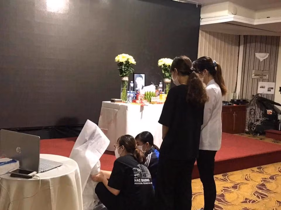 Các nữ sinh chia buồn động viên em Anh.