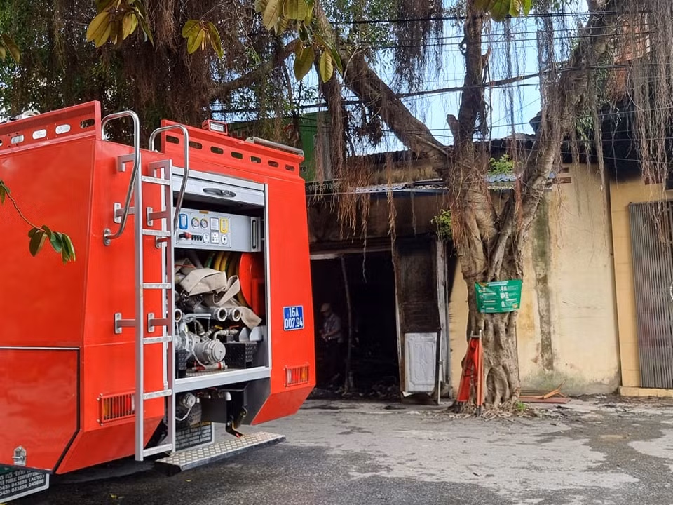 Hiện, Công an huyện Vĩnh Bảo đang phối hợp với các lực lượng khắc phục hậu quả vụ cháy và điều tra làm rõ nguyên nhân vụ cháy. 