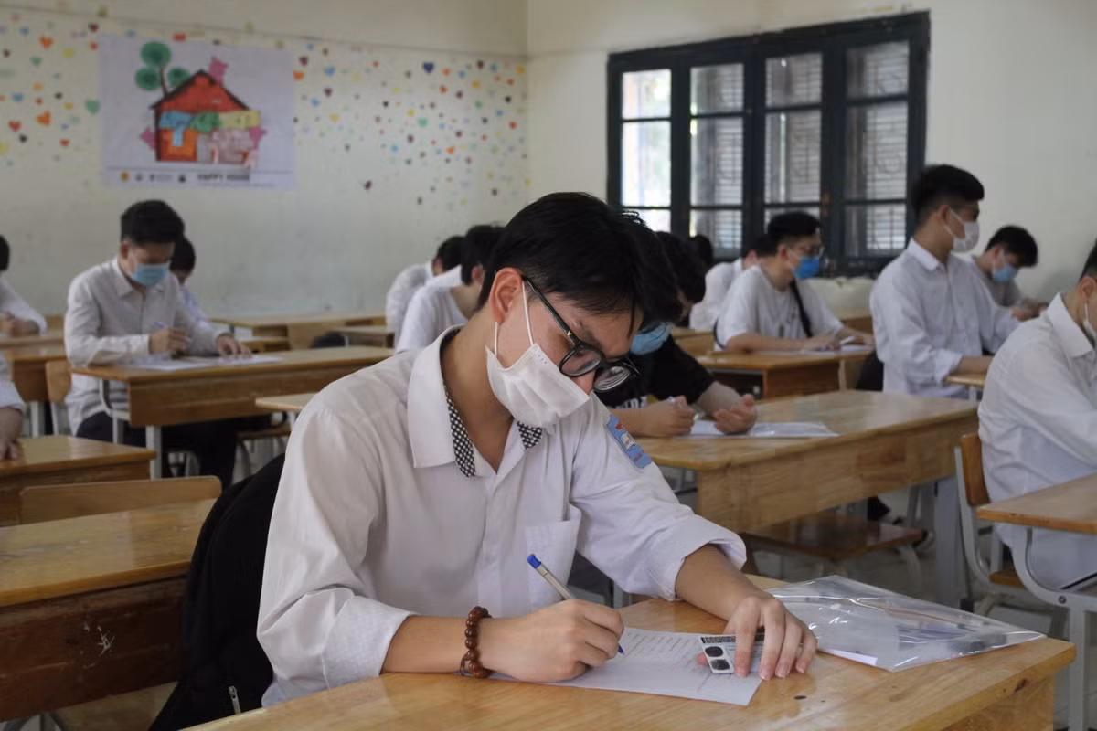 Bat con quy vi thi truot: Thi cu ap luc... dung day con den chan tuong
