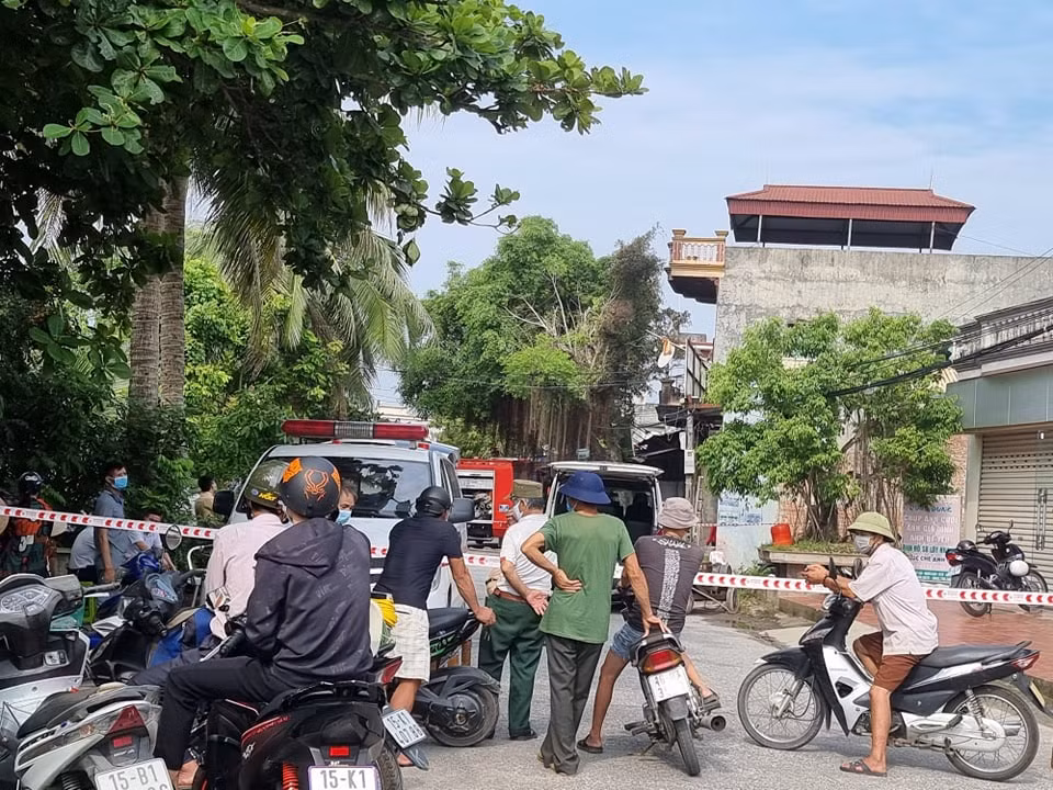 Đám cháy được dập tắt hoàn toàn vào hồi 04h05 cùng ngày, không để xảy ra cháy lan sang nhà dân liền kề. Hỏa hoạn đã thiêu rụi hoàn toàn hàng hóa, vật dụng cửa hàng tạp hóa và kho chứa hàng vật liệu xây dựng.