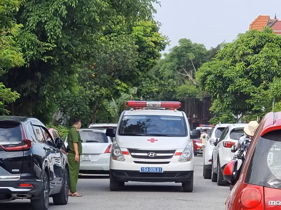 Lãnh đạo UBND xã Dũng Tiến cho biết, 2 vợ chồng ông Phạm Trung Nhỡ và bà Trịnh Thị San có cửa hàng bán đồ điện và tạp hóa ở thôn An Bồ được khoảng 30 năm, được cho là gia đình có điều kiện kinh tế khá giả ở xã.