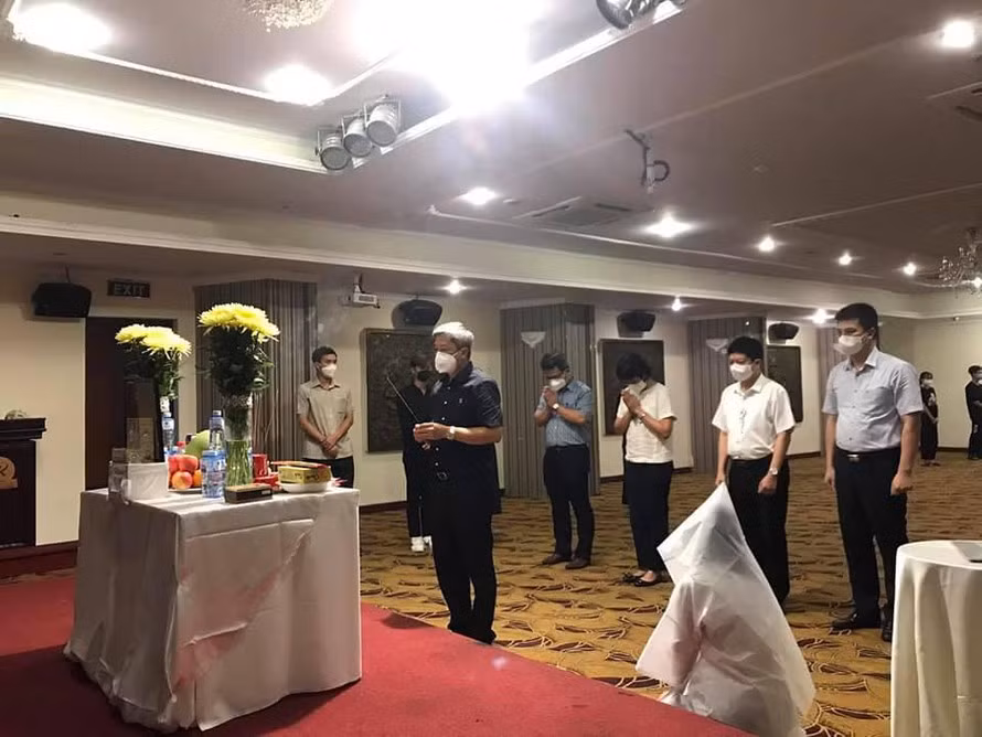 Thứ trưởng Bộ Y tế thắp nhang lên ban thờ vọng.
