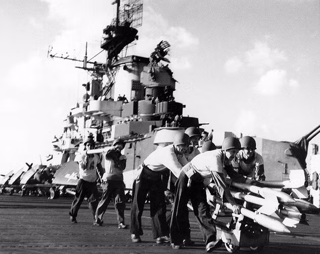 Ngày 12/10/1944, hạm đội 3 tấn công các sân bay ở đảo Đài Loan và quần đảo Ryukyu, nhằm tiêu diệt lực lượng không quân Nhật Bản tại đây, dọn đường cho cuộc đổ bộ vào Leyte. Bộ Tư lệnh hạm đội Liên hợp phát động chiến dịch Shō-Gō-2, tấn công vào hạm đội 3, song đã bị đánh bại.