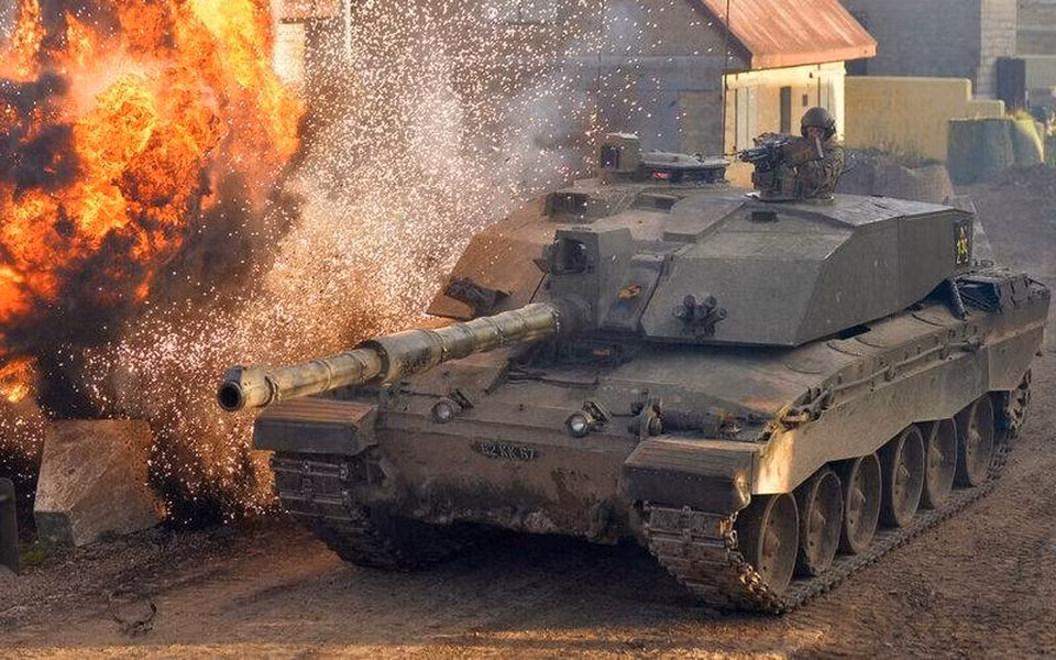 Bên cạnh việc thông báo không thể gửi thêm xe tăng chiến đấu chủ lực (MBT) Challenger 2 cho Ukraine, ông Shapps cũng chính thức khẳng định chiếc MBT bị cháy tại Ukraine là sản phẩm do nước này sản xuất.
