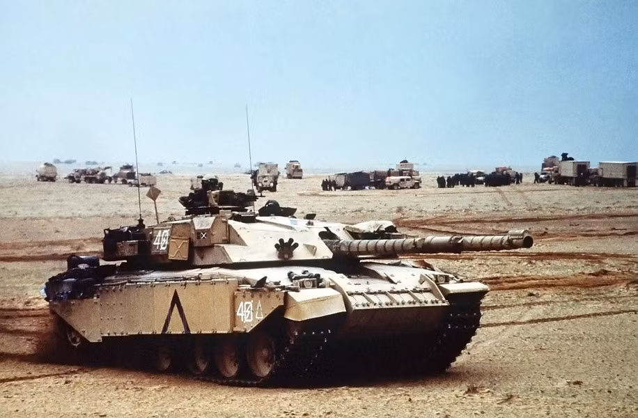 Pháo chính của Challenger 1 là loại L11A5 120 mm với chiều dài nòng gấp 55 lần đường kính (L/55). Chỉ đến năm 1998, nó mới được thay thế bằng khẩu L30 trên Challenger 2.