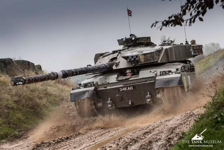 Ngoài ra cần phải nói thêm, chính Challenger 1 đã giữ kỷ lục về việc tiêu diệt một xe tăng T-55 của Iraq trong chiến dịch "Bão táp sa mạc" từ khoảng cách lên tới 4,7 km.