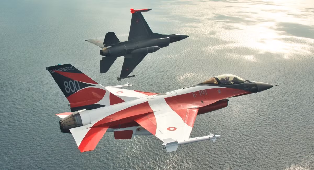 Ukraine cham nhan tiem kich F-16 vi... F-35 ban giao cham
