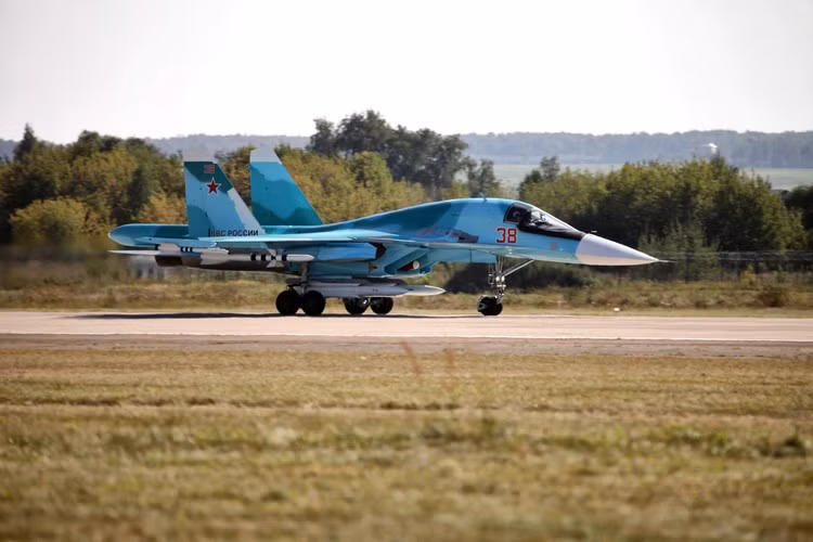 Ngày 25/12/2012, bộ quốc phòng Nga hợp đồng mua 100 chiếc tiêm kích ném bom chiến trường Su-34 của phòng thiết kế Sukhoi. Năm 2008, Nga đã sử dụng Su-34 để giải quyết xung đột tại Nam Ossetia. Ngoài nhiệm vụ chế áp điện tử hệ thống phòng không của Gruzia, máy bay Su-34 đã phá hủy hệ thống radar ở thành phố Gori.