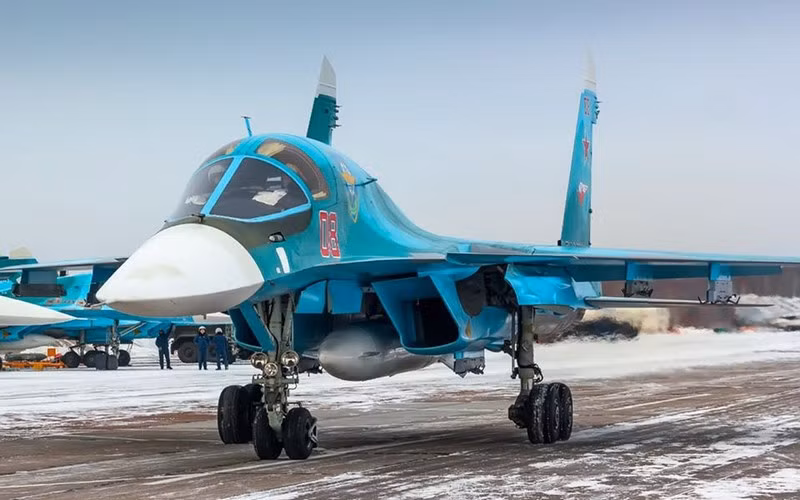 Ngoài ra, Su-34 còn có thể tấn công tiêu diệt mục tiêu trên không của đối phương trong mọi điều kiện thời tiết, ngày cũng như đêm. Trong quá trình thực hiện nhiệm vụ tác chiến không cần hộ tống của máy bay tiêm kích khác.