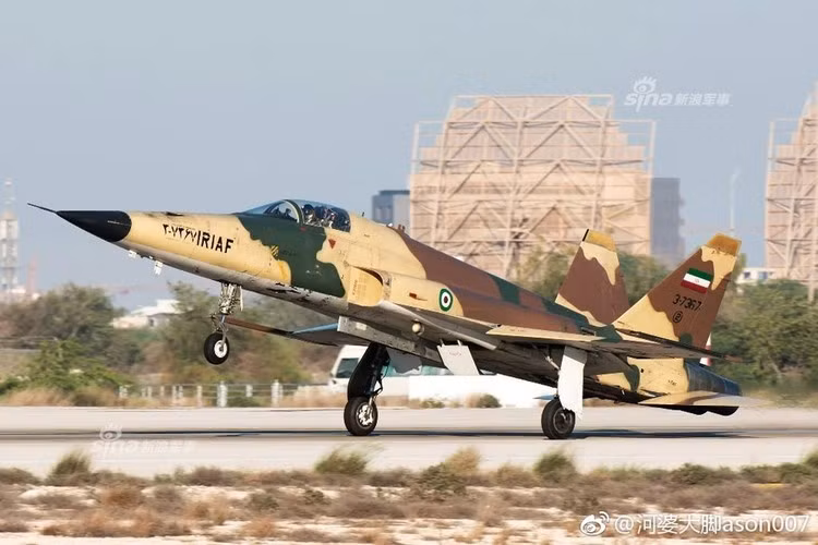 Cũng theo báo cáo của Global Security, trong số 60 chiếc F-5 của Không quân Iran có tổng cộng 16 chiếc F-5F hai ghế có khả năng sử dụng làm máy bay huấn luyện và vẫn có thể sử dụng làm chiến đấu cơ hạng nhẹ như thông thường. Nguồn ảnh: Sina.