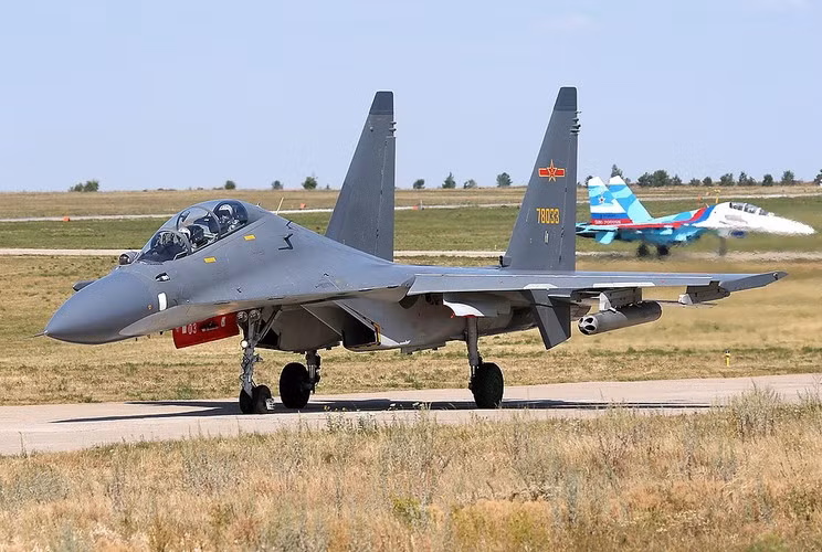 Su-30MKK là nhân tố thay đổi cuộc chơi cho khả năng tấn công trên biển của Trung Quốc, những thay đổi trong thiết kế bằng việc sử dụng tỷ lệ vật liệu composite cao hơn đáng kể so với các biến thể Su-30 khác và hợp kim nhôm mới giúp giảm trọng lượng của máy bay.