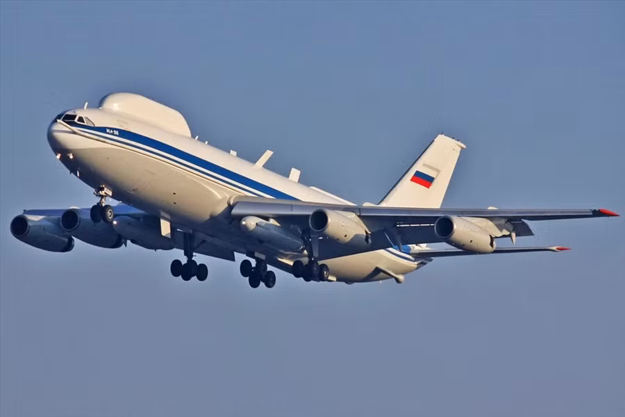 Sở chỉ huy trên không của Nga có số lượng cửa sổ cabin rất hạn chế, với khả năng tự động che bằng cửa chớp kim loại. Các chuyên gia cho biết, điều này được thực hiện để bảo vệ hệ thống điện tử hàng không khỏi một cuộc tấn công từ vũ khí xung điện từ (EMP).
