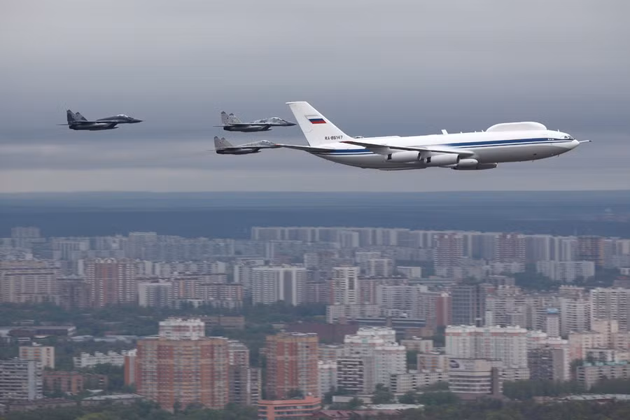 "Máy bay ngày tận thế" chỉ là một trong 4 biệt danh của Il-80, 3 cái tên còn lại là Maxdome, Flying Kremlin và Camber. Vào ngày 16/11/2022, truyền thông Nga đưa tin rằng chiếc phi cơ nói trên đã được nâng cấp.