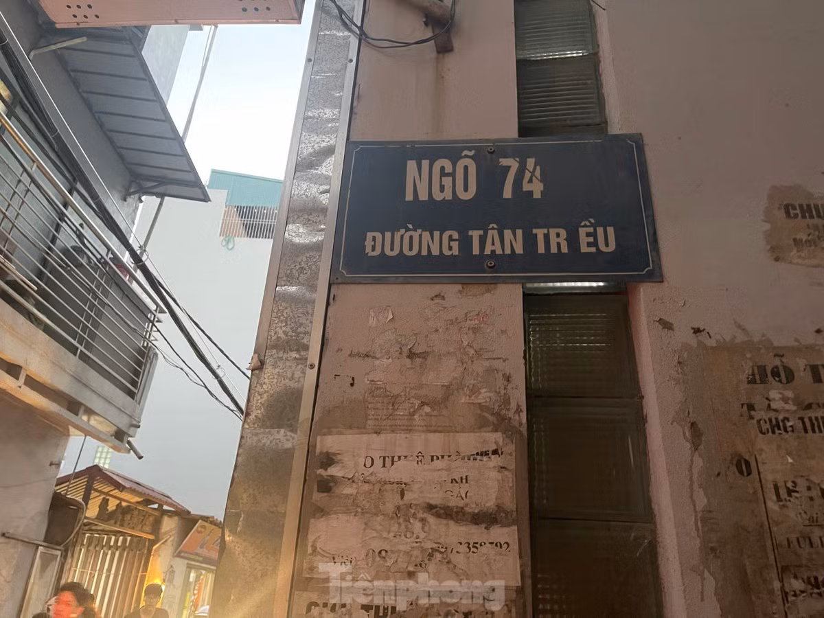 Tại ngõ 74 đường Tân Triều, người dân bày tỏ sự bức xúc khi ngày đêm phải nghe tiếng ồn xây dựng từ các công trình này.