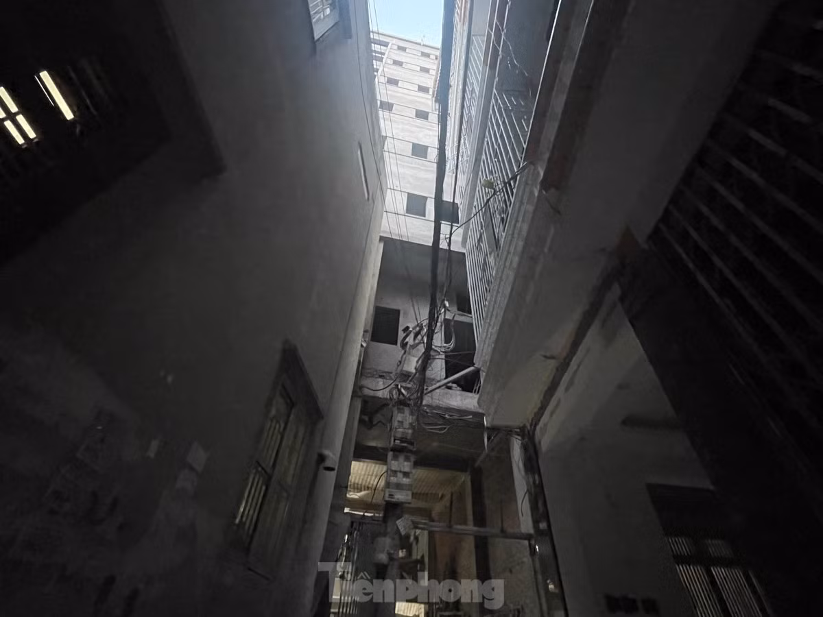 Cũng trong ngõ 74 đường Tân Triều, cách công trình vừa nêu 50m, một tòa nhà 8 tầng khác cũng đang cấp tập xây dựng. Một số người dân xung quanh và công nhân tiết lộ, chủ nhà có ý định xây dựng các phòng trọ để cho thuê.