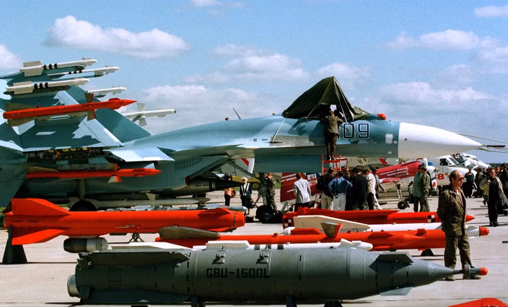 Vũ khí của Su-33 bao gồm pháo Gsh-30-1 cỡ 30 mm, Flanker-D được trang bị tên lửa không đối không, không đối đất, không đối hạm, bom hàng không, rocket không điều khiển và thiết bị tác chiến điện tử dạng treo ngoài.