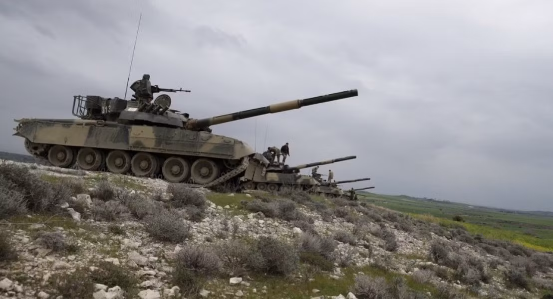 Ngoài xe tăng, Síp còn nhận được 43 xe chiến đấu bộ binh BMP-3 Nga vào năm 1995 - 1996 với giá 68 triệu đô la, và vào năm 2001, họ nhận thêm 4 tổ hợp pháo phản lực phóng loạt BM-21 Grad và 12 trực thăng Mi-35.