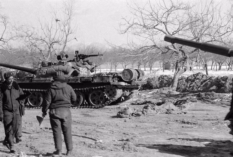 Một binh sỹ Liên Xô đang "phân luồng giao thông" cho những chiếc xe tăng ở ngoại ô Kabul tháng 1 năm 1980.
