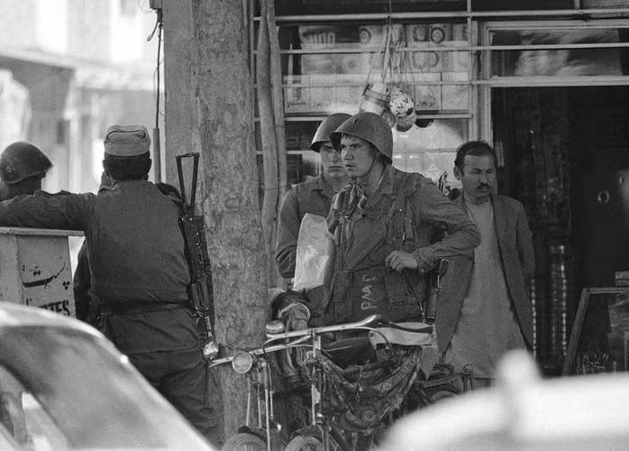 Hai binh lính Liên Xô trên đường phố Kabul những ngày cuối cùng của cuộc chiến tranh Afghanistan.