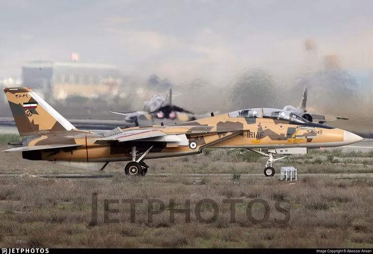 Khi Mỹ cho loại biên số F-14, thì CEO của tập đoàn Northrop Grumman (nhà sản xuất F-14) cũng bắt đầu nói về ý tưởng bán linh kiện loại máy bay này; lúc này Iran mừng thầm vì có thể mua được phụ tùng của loại máy bay này, ít nhất là trên thị trường chợ đen hoặc thông qua một nước thứ 3. Ảnh: Máy bay chiến đấu F-14 của Iran - Nguồn: Wikipedia.