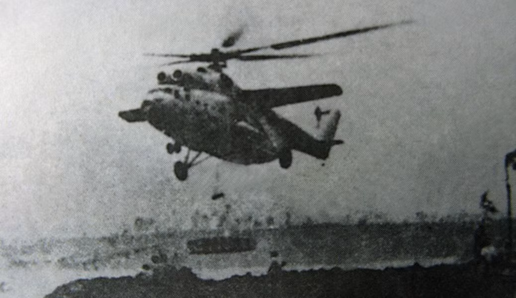Một chiếc Mi-6 khác đang cẩu bê tông gia cố đê sông Hồng năm 1971.
