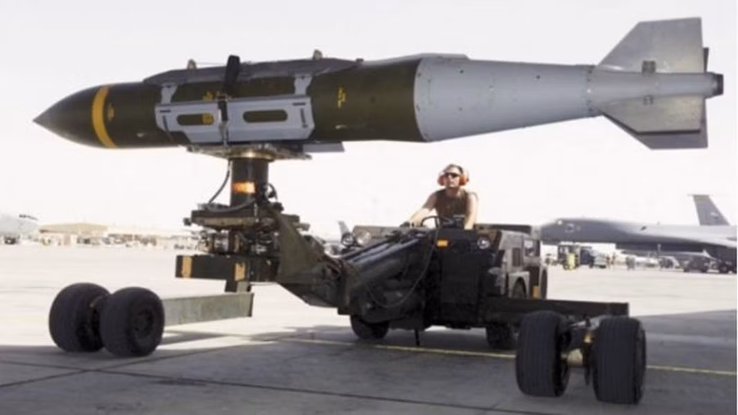Mặc dù có độ chính xác rất cao nhưng đặc trưng của bom JDAM là chỉ tấn công được mục tiêu tĩnh.