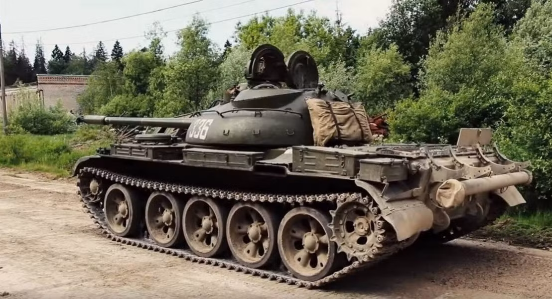 Phiên bản xe tăng T-54/55 nội đia còn được quân đội Liên Xô trang bị máy đo khoảng cách bằng laser KTD-1.
