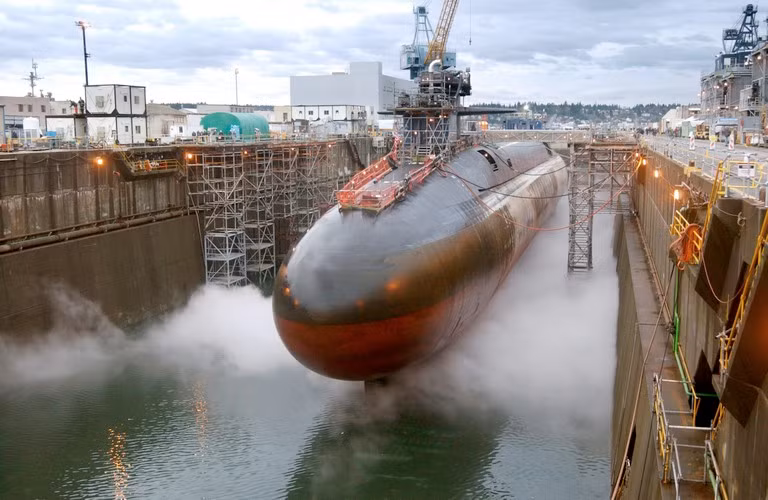 Tên lửa hành trình Tomahawk đạt tầm bắn đến 1.700km, tốc độ bay cận âm 890km/h, trang bị hàng loạt công nghệ dẫn đường tối tân nhất thế giới như định vị GPS, INS; hệ thống định dạng mặt đất TERCOM; hệ thống định dạng khu vực theo hình ảnh số DSMAC và radar chủ động. Ảnh: Tên lửa Tomahawk rời bệ phóng tàu ngầm Ohio.