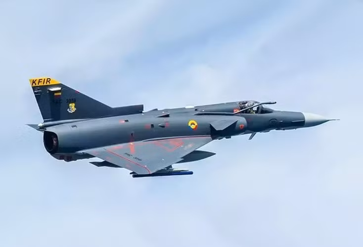 Israel đã tạo ra hai máy bay chiến đấu, Israel Aerospace Industries (IAI) Nesher và IAI Kfir. Chiếc thứ hai sử dụng động cơ mạnh mẽ hơn do Mỹ thiết kế và từng được coi là máy bay chiến đấu chính của lực lượng không quân IDF. Cả hai máy bay đều đạt được thành công về mặt xuất khẩu, riêng với chiếc Nesher phục vụ ở Argentina và chiếc Kfir bán cho Colombia, Ecuador và Sri Lanka.