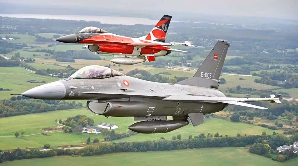 Một loạt các hợp đồng nâng cấp tiêm kích F-16 cũng được Đan Mạch ký kết sau này. Các chiến đấu cơ F-16 hiện tại đang phục vụ Đan Mạch, bao gồm phiên bản F-16AM và F-16BM.