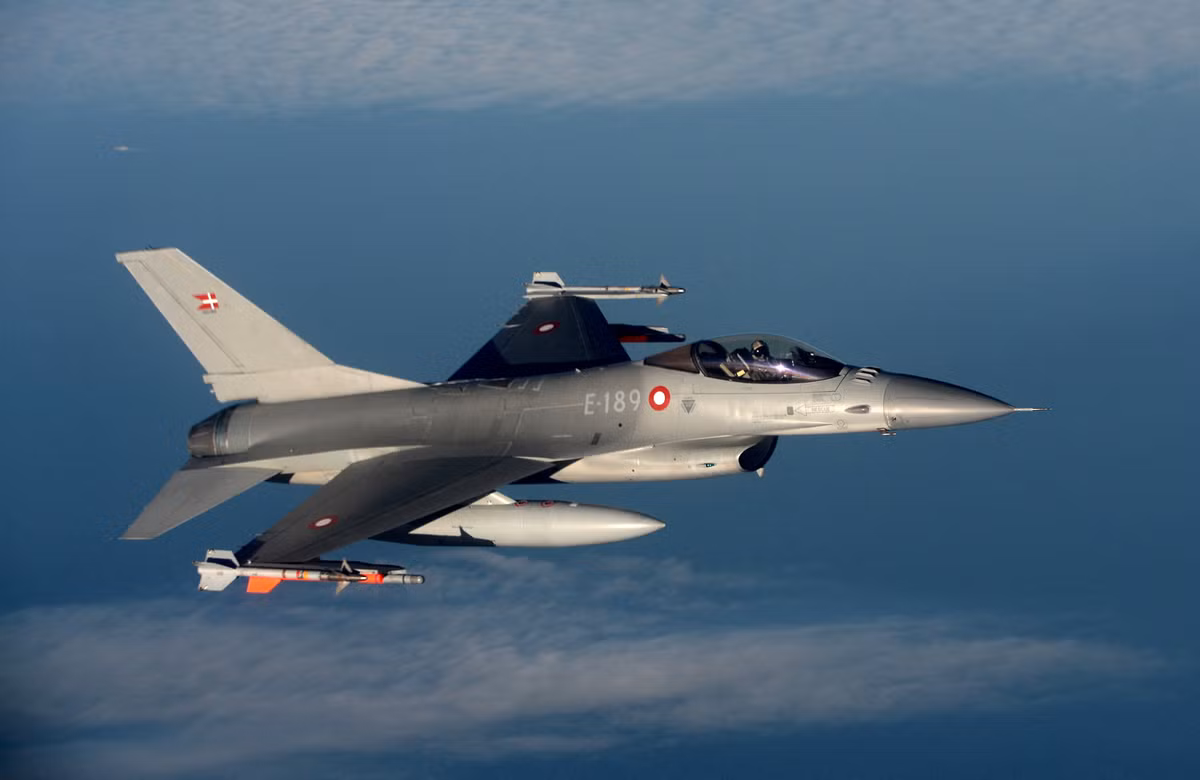 Khách hàng lớn nhất của nhà máy lắp ráp F-16 đặt tại Bỉ là Đan Mạch. Đơn hàng đặt mua F-16 đầu tiên của Đan Mạch được ký kết với Mỹ năm 1980 với số lượng tiêm kích F-16 được đặt mua là 58 chiếc.