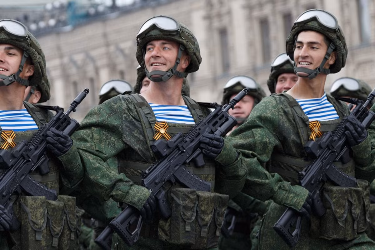 Thực tế chiến đấu tại chiến trường Ukraine cho thấy, súng trường tấn công AK-12 chỉ sử dụng cỡ đạn 5,56mm nên vốn dĩ đã có độ giật thấp hơn nhiều so với cỡ đạn 7,62mm, nên chế độ điểm xạ hai viên là không cần thiết.