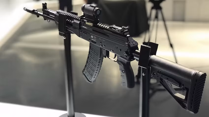 Chính những yếu tố này đã khiến tập đoàn Kalashnikov thay đổi thiết kế của khẩu AK-12, khiến nó dễ sản xuất hơn và quan trọng nhất là ít chi tiết cơ khí hơn - qua đó giúp súng hoạt động bền bỉ hơn trên chiến trường.