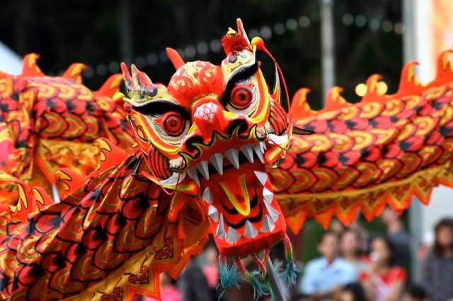 Người dân ở một số vùng quê Trung Hoa bắt chước tiếng chim cuốc kêu vì họ cho rằng đây là tiếng chim báo hiệu mùa xuân, mùa gieo trồng. Họ tin rằng, tiếng chim cuốc kêu sẽ giúp họ có mùa vụ tốt, gieo trồng thành công và có nhiều thu hoạch.