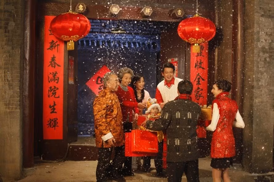 Vào dịp Tết Nguyên Đán, Người dân Trung Quốc thường sơn cổng màu đỏ để mong muốn may mắn trong căn nhà. Mọi người quan niệm rằng, màu đỏ sẽ giúp họ giải thoát khỏi sự tàn phá và giúp họ đạt được sự thành công trong năm mới.