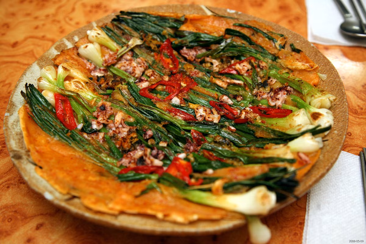 Bánh bột chiên kiểu Hàn Quốc được làm từ tỏi tây và hành lá,và pajeon hải sản cũng là món ăn khiến nhiều bạn trẻ phát cuồng và thường đua nhau trổ tài mỗi dịp cuối tuần.