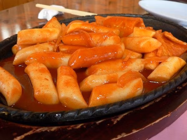 Món bánh gạo cay Hàn Quốc giờ cũng được săn lùng ở Việt Nam vì ảnh hưởng sức hút ngon lành của nó trên phim