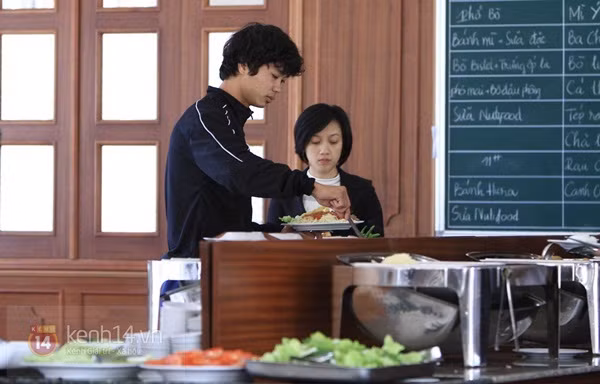 Nguyên tắc trong các bữa ăn của Công Phượng là đủ năng lượng, đủ các chất dinh dưỡng, phân bố bữa ăn hợp lý. Năng lượng trung bình dành cho mỗi cầu thủ khoảng 5000 kcal/ ngày, trong đó bữa sáng và các bữa phụ khoảng 2000 kcal, bữa trưa khoảng 1700 kcal và bữa chiều là 1300 kcal.